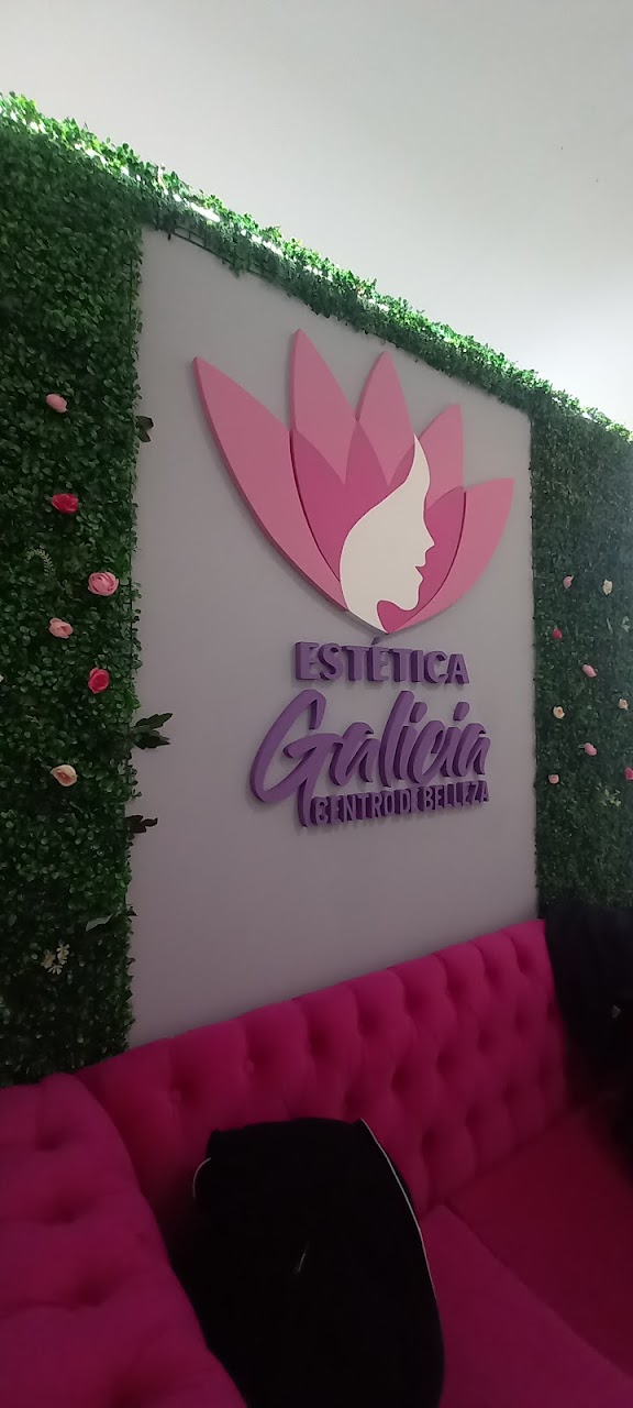 Recepción elegante y salón boutique de Estética Galicia en Flores Buenos Aires con sillones de terciopelo fucsia y mostrador de mármol blanco