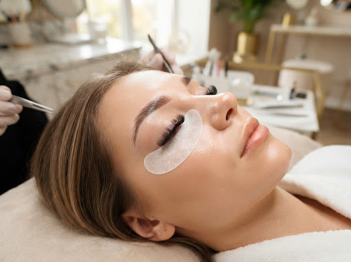 Recepción boutique de Estética Galicia con sillones de terciopelo rosa y diseño refinado en Flores